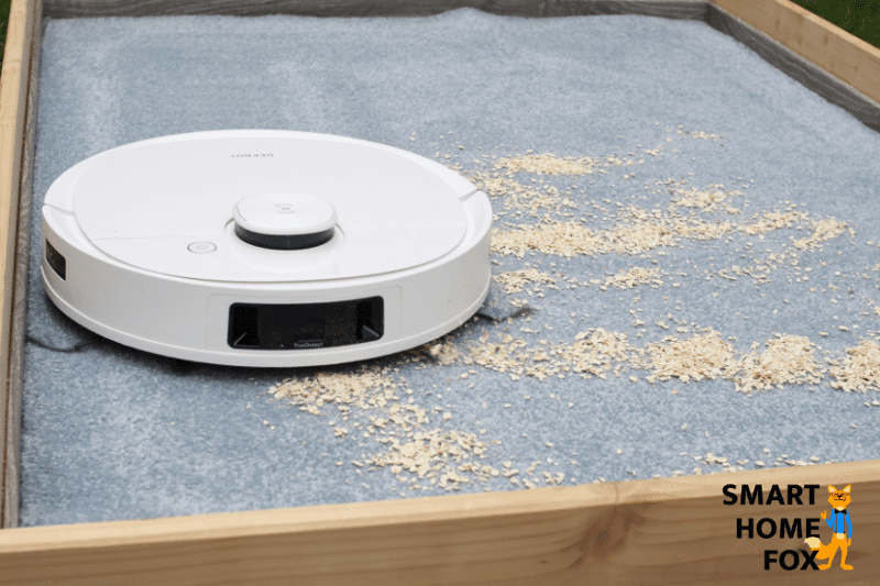 Ecovacs Deebot T9 reinigt Haferflocken auf einem Teppich